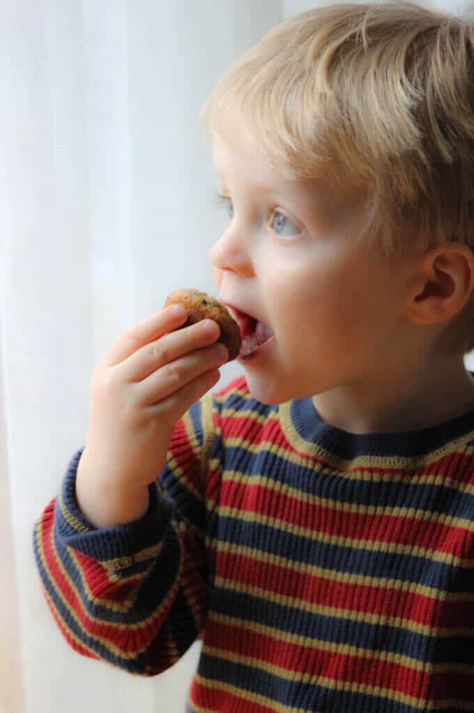 Healthy Mini Zucchini Muffins - these super easy, mini sized, one bite, whole wheat healthy muffins are a treat that every kid would love.