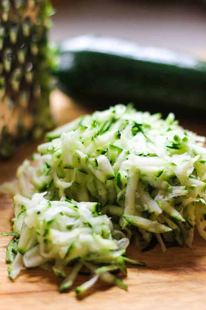 Healthy Mini Zucchini Muffins - these super easy, mini sized, one bite, whole wheat healthy muffins are a treat that every kid would love.