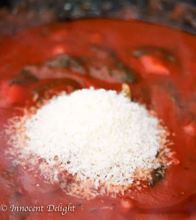 Chicken Tomato Basil Rigatoni Recipe - super simple weeknight rigatoni pasta meal with chicken, smothered in delicious tomato basil sauce. Quick and easy, ready in 30 minutes.