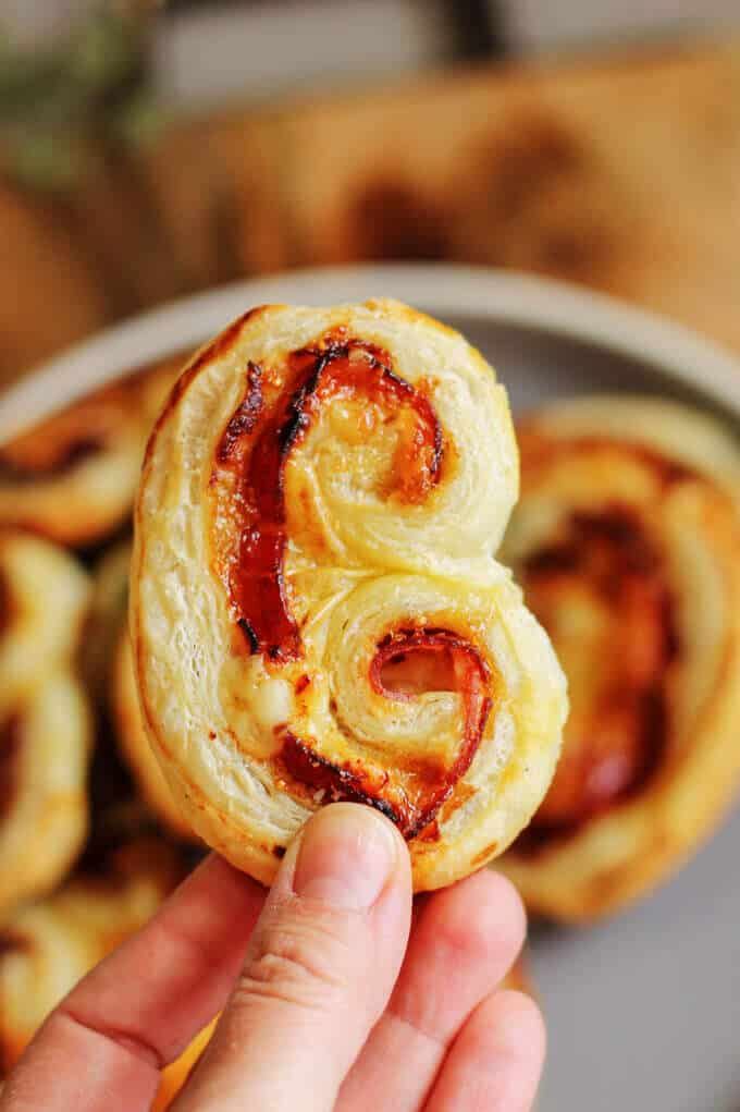 Mahon-Menorca Pinwheels with Fig Jam & Serrano Ham will be the appetizer that your whole family is clamoring for on Thanksgiving. Packed with flavor and quick to make - this appetizer is a winner. #Ad #MahonCheese