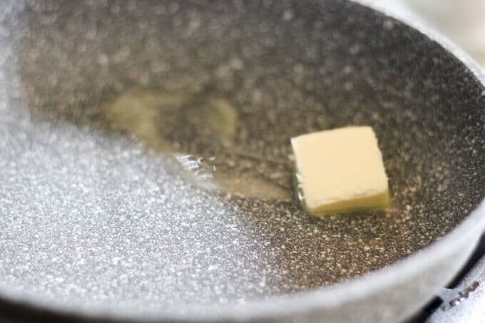 Pan-Seared Ribeye with Cracked Pepper & Mahon Menorca Cheese Sauce is a super easy and quick idea for any Holiday dinner. It just takes 15 minutes, from start to finish. You can’t beat that! #Ad #MahonCheese