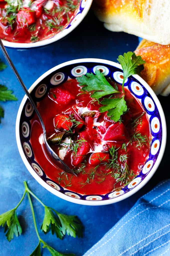 Botwinka in two bowls with bread on a side