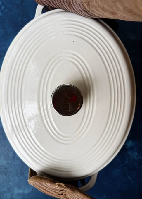 Dutch oven with closed lid