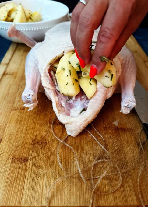 Duck cavity stuffed with apples and rosemary